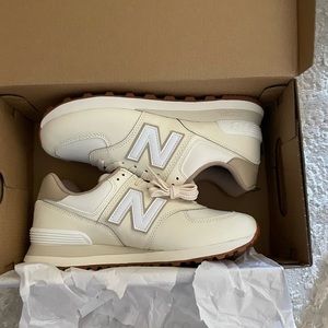 UNISEX New Balance 574 Beige/White NEW!